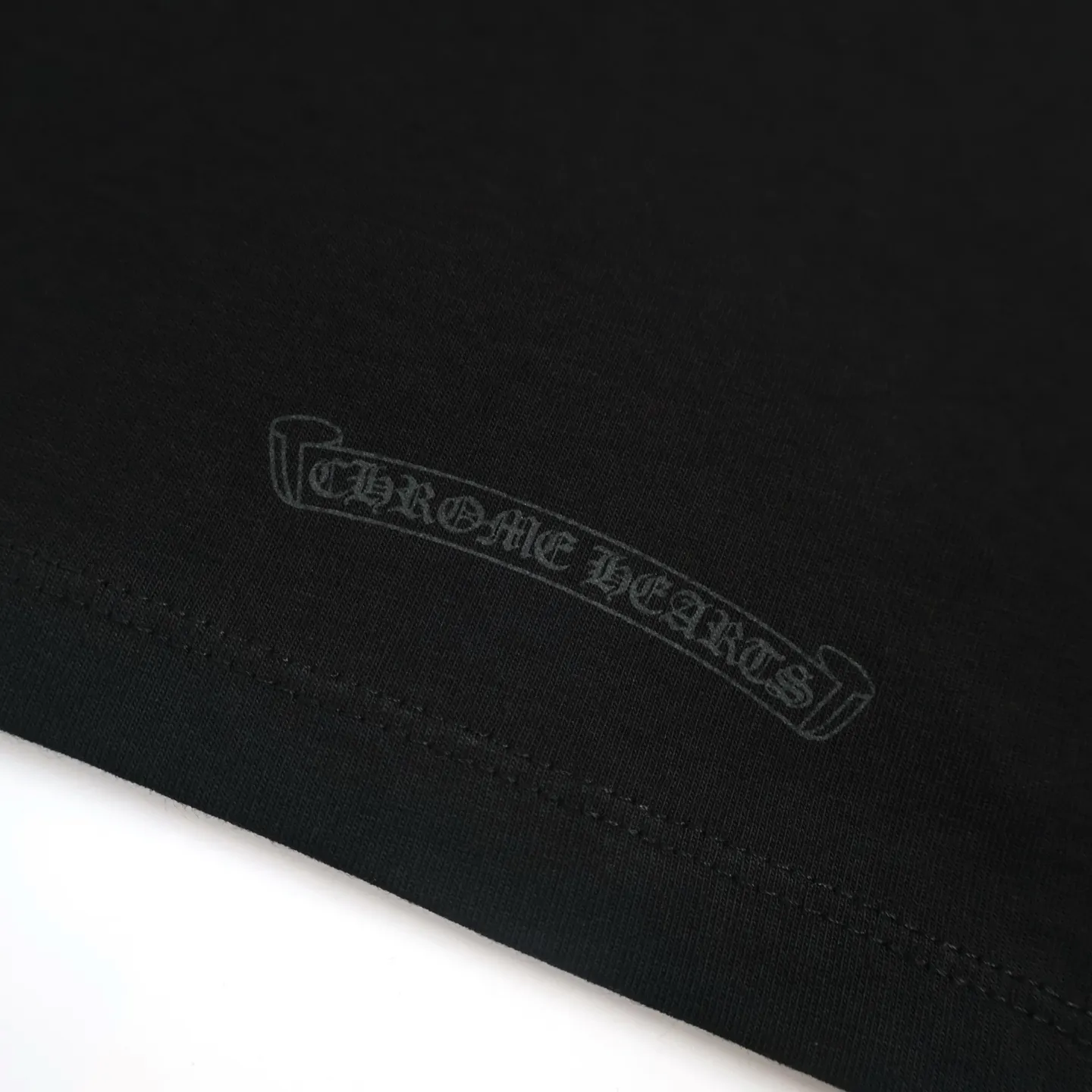 🅿️340 [Exclusive supply] CH Crow heart flocked cross long-sleeved T-shirt (black) The original version was purchased and developed for 10949, a popular item in early autumn. The fabric is lightly brushed cotton 180g fabric. The upper body is super skin-friendly and soft. Original cowhide main label wash mark. Silver thread anti-counterfeiting laser. Purchased the original version and developed it 1:1 restoration. The flocking print is consistent with the original version. They are all black and cyan (green light), not the ordinary black fake version on the market. The collar threads are also dyed in the same vat. Size:S-M-L-XL